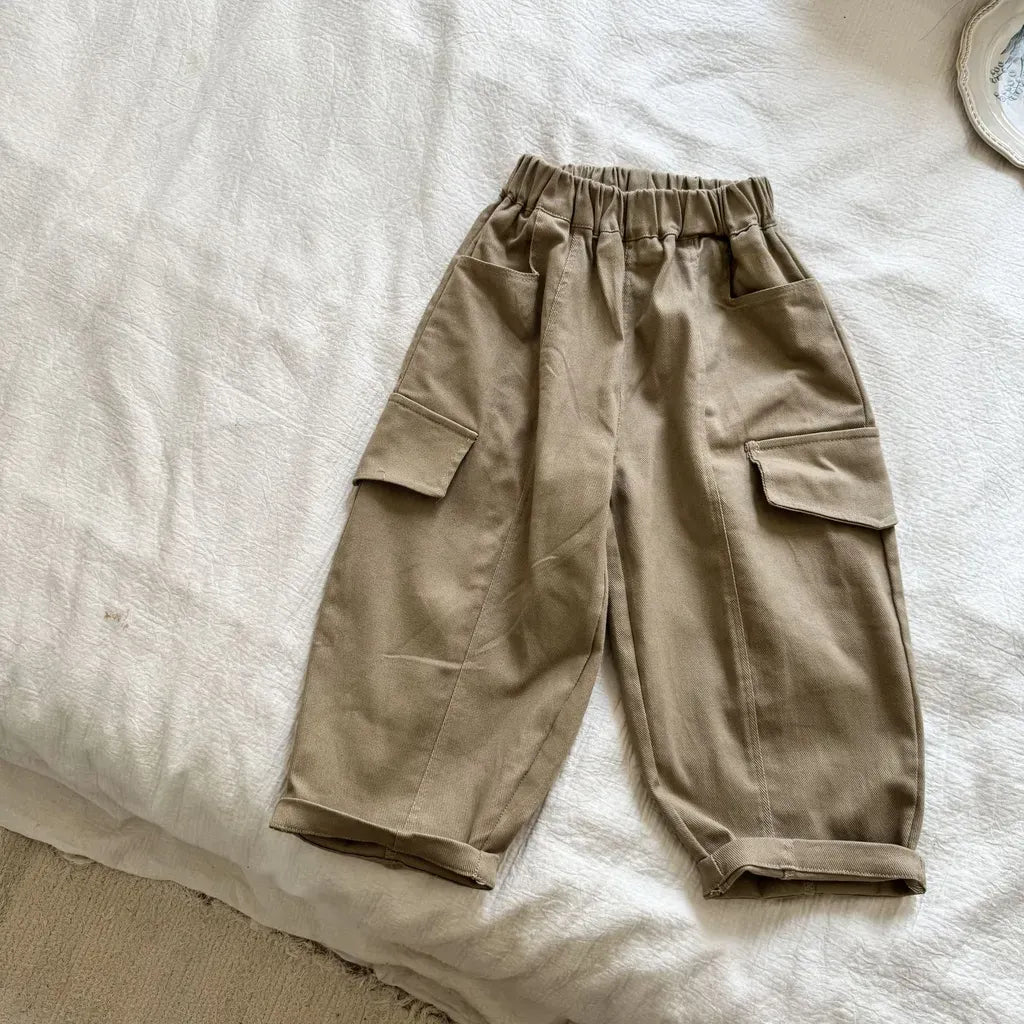 ワイドシルエットのカーゴパンツ(カーキ色)フラップポケット付きのフラットレイ