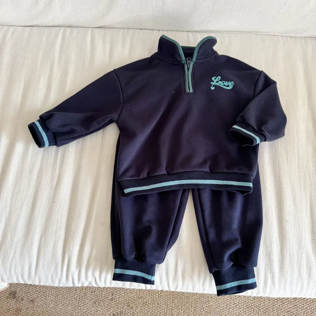 ネイビーのハーフジップスウェット上下セット、前面刺繍と配色リブ付き
