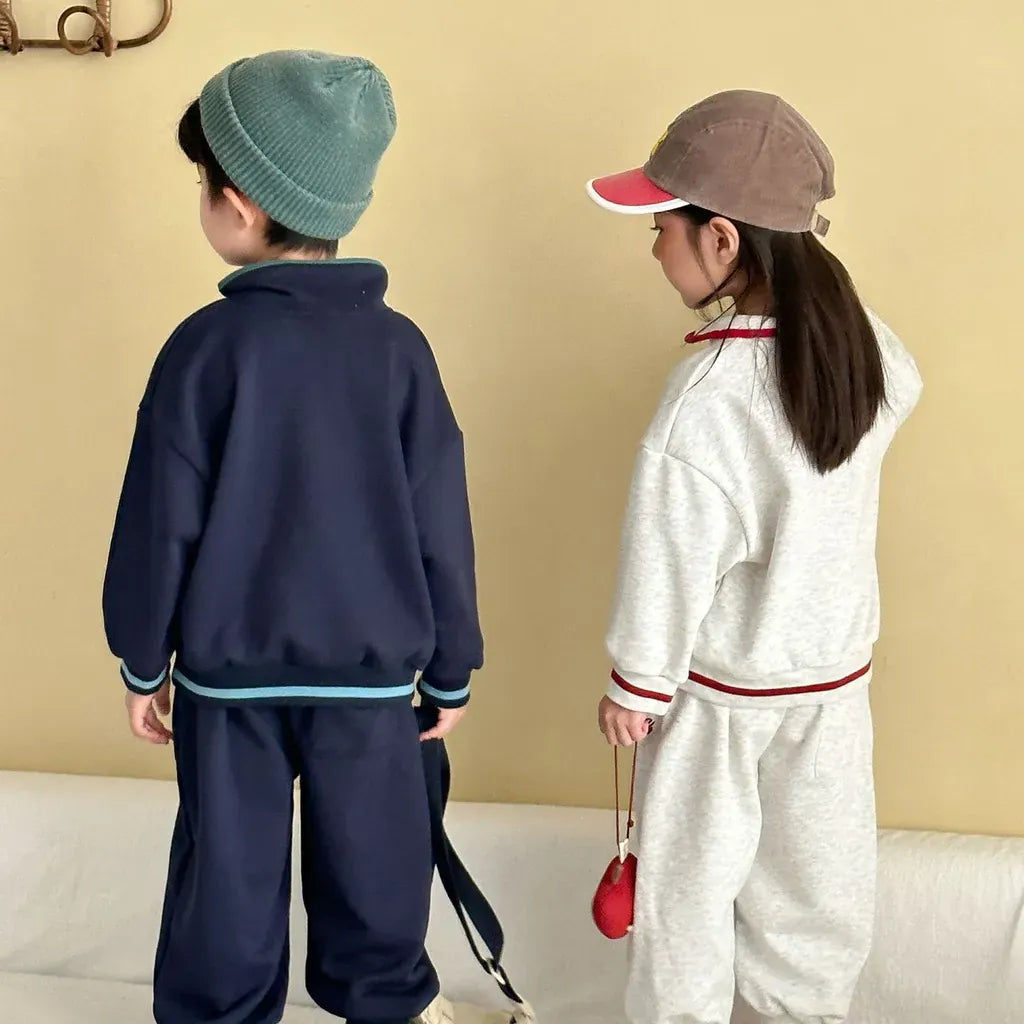 背面のネイビー&ライトグレー上下セット、リブとパイピング、刺繍ロゴ