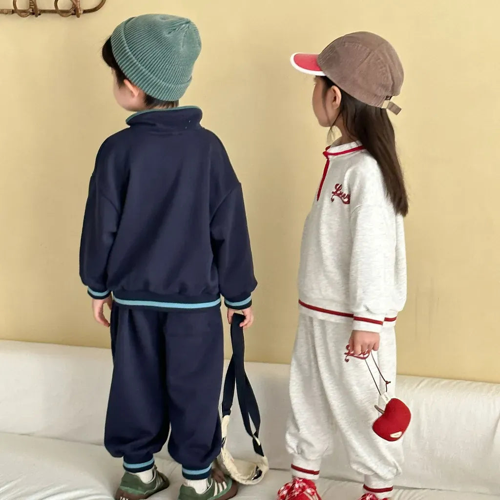 背面のネイビー&ライトグレー上下セット、裾リブとロゴ刺繍入り