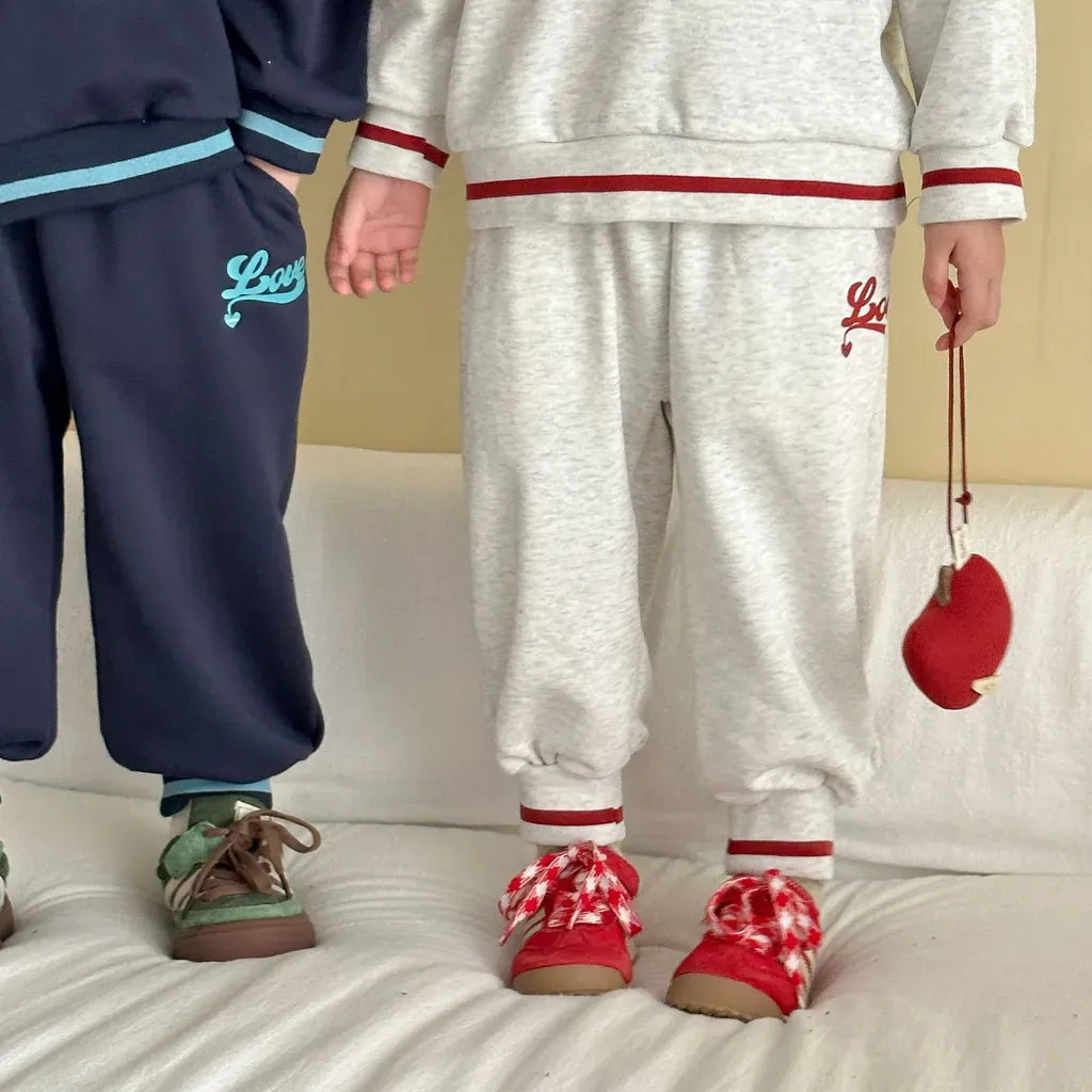 ネイビー/グレーのスウェットパンツ、配色ラインとロゴ