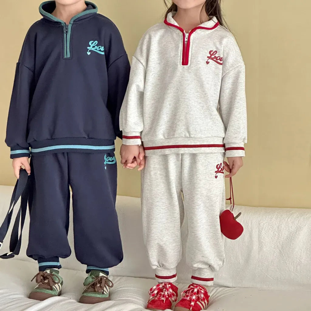 ネイビー&グレーのハーフジップスウェットセットアップ、ロゴ刺繍入り