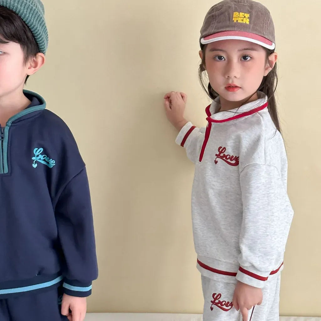 キッズ用スウェットセット(グレー調)ハーフジップ、赤リブとロゴ刺繍、帽子付き
