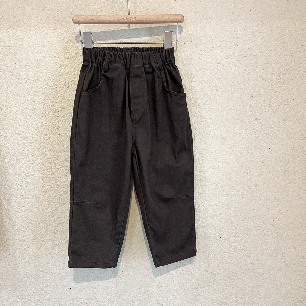 ブラック系クロップドパンツ、総ゴムウエストとサイドポケット