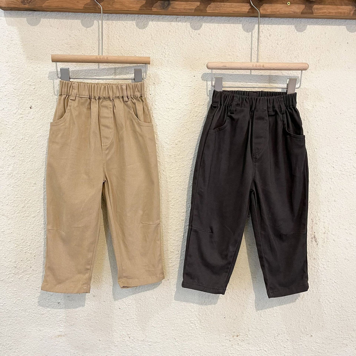 ベージュ系とブラック系のクロップドパンツ2枚、総ゴムウエスト