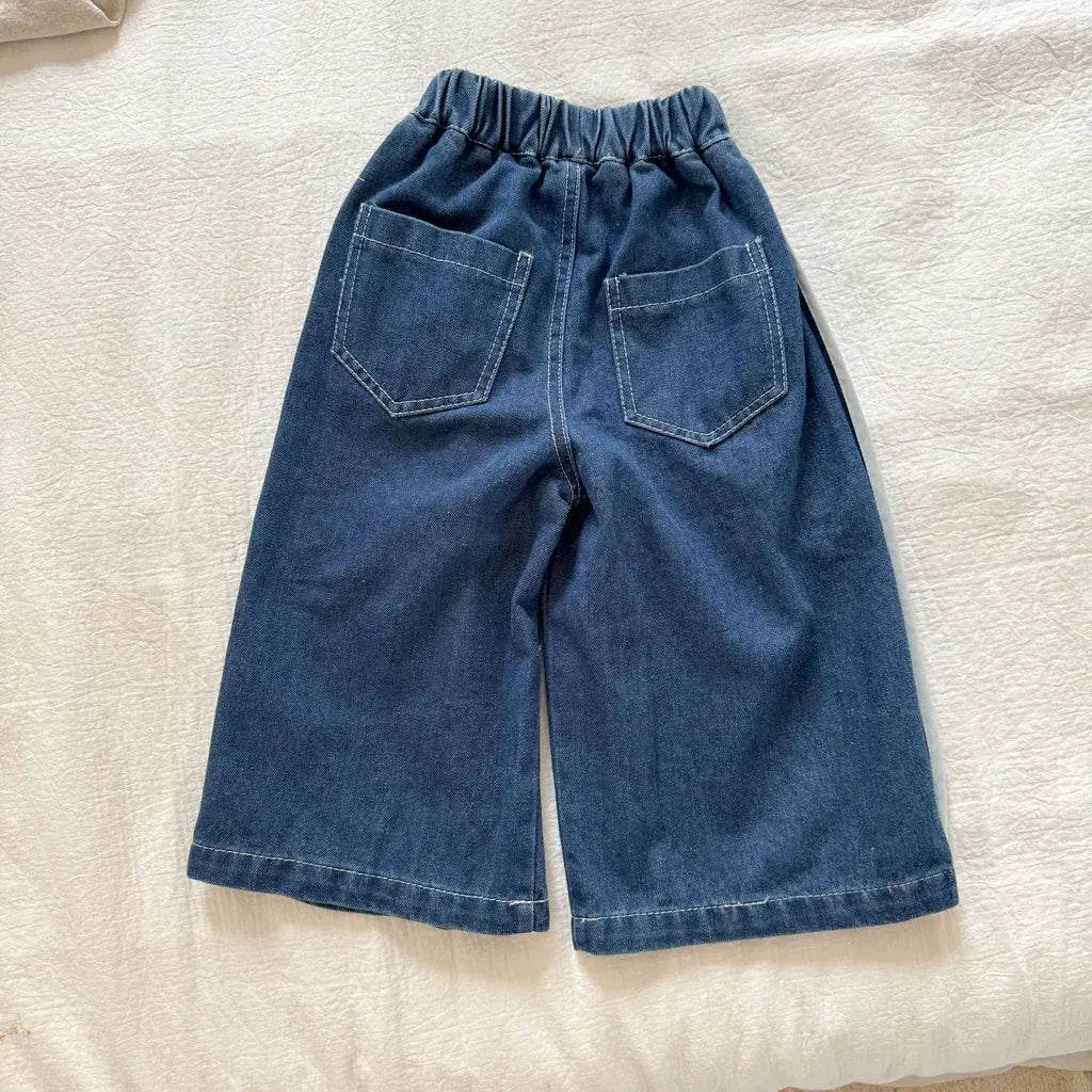 ブルーのデニムワイドパンツ、ウエストゴムとフロントパッチポケット