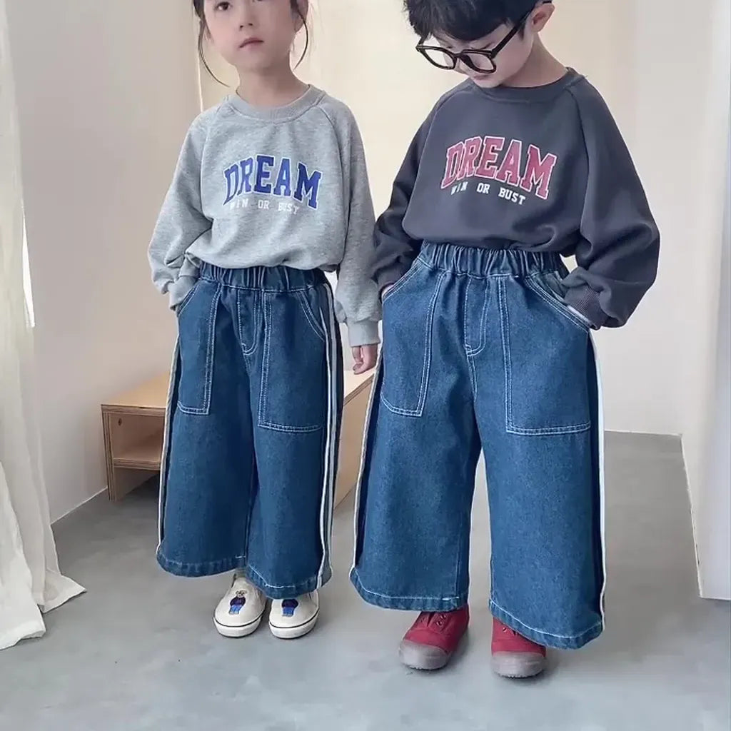 サイドライン入りブルーデニムのワイドパンツ、ゴムウエストでゆったり