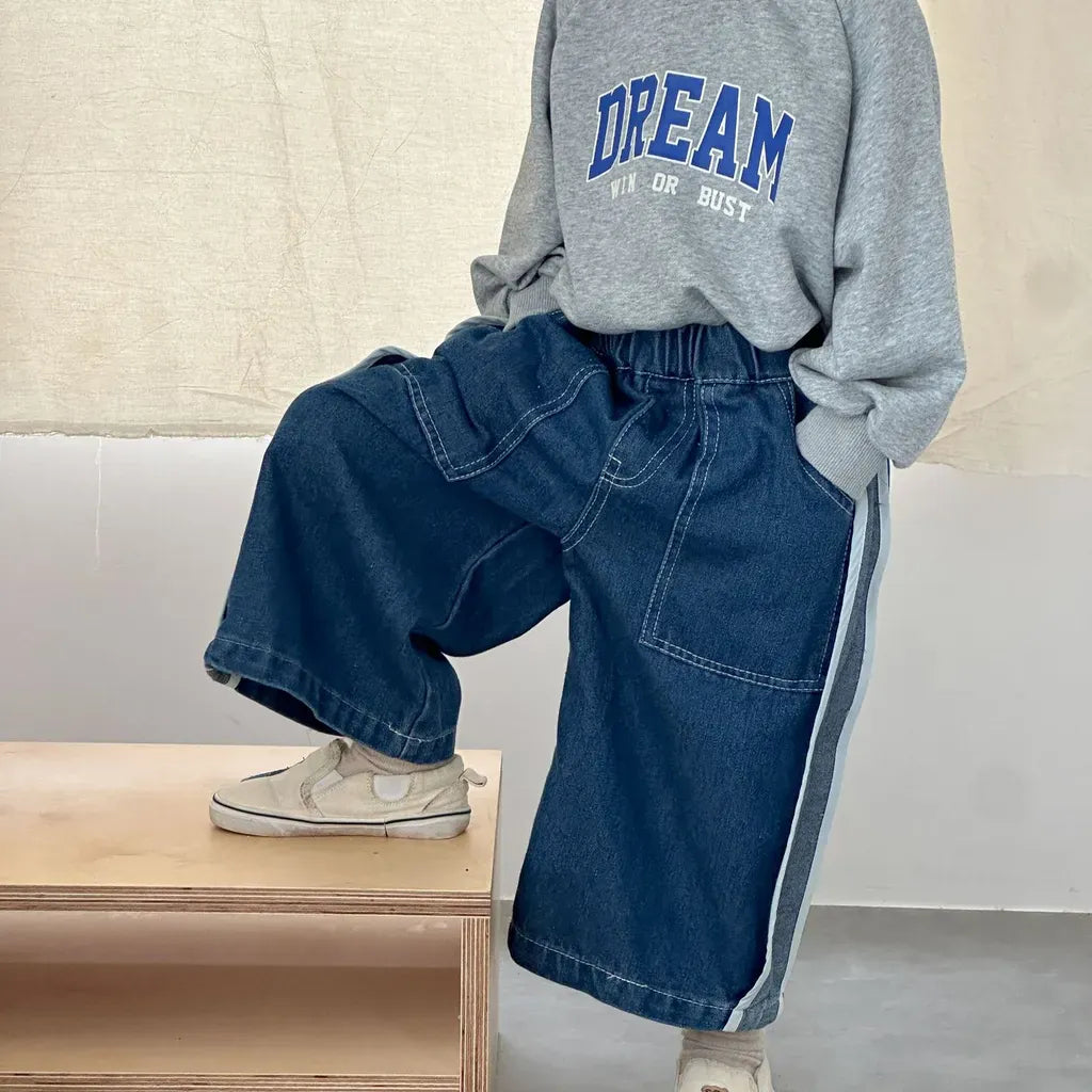 サイドラインデニムワイドパンツ、フロントの切替ステッチとパッチポケット