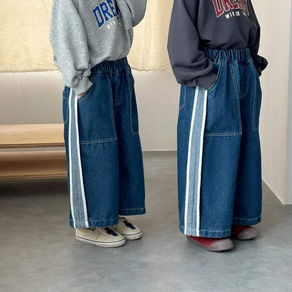 サイドライン入りデニムのワイドパンツ、ゴムウエストとフロントポケット