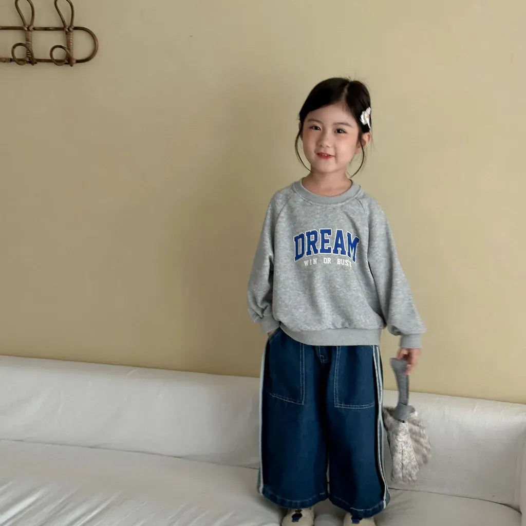 ブルーのデニムワイドパンツ、ゴムウエストとサイド白ライン、ゆったり丈感