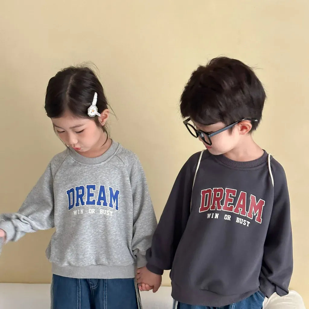 子ども用グレー/紺トップスに合わせたブルーデニムワイドパンツ、サイドライン