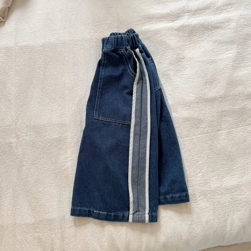 ブルーのデニムワイドパンツ、縦ストライプとゴムウエストのシルエット