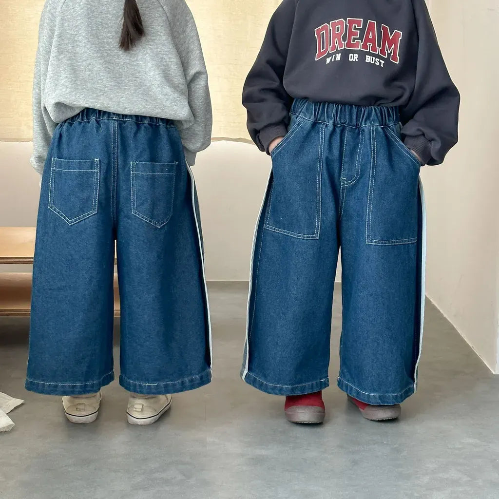 ブルーデニムワイドパンツ、太めのサイドストライプと前面ポケット