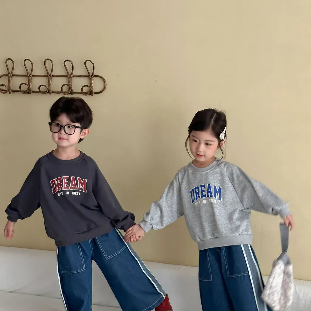 キッズ用ブルーのデニムワイドパンツ、サイドラインとフロントポケット