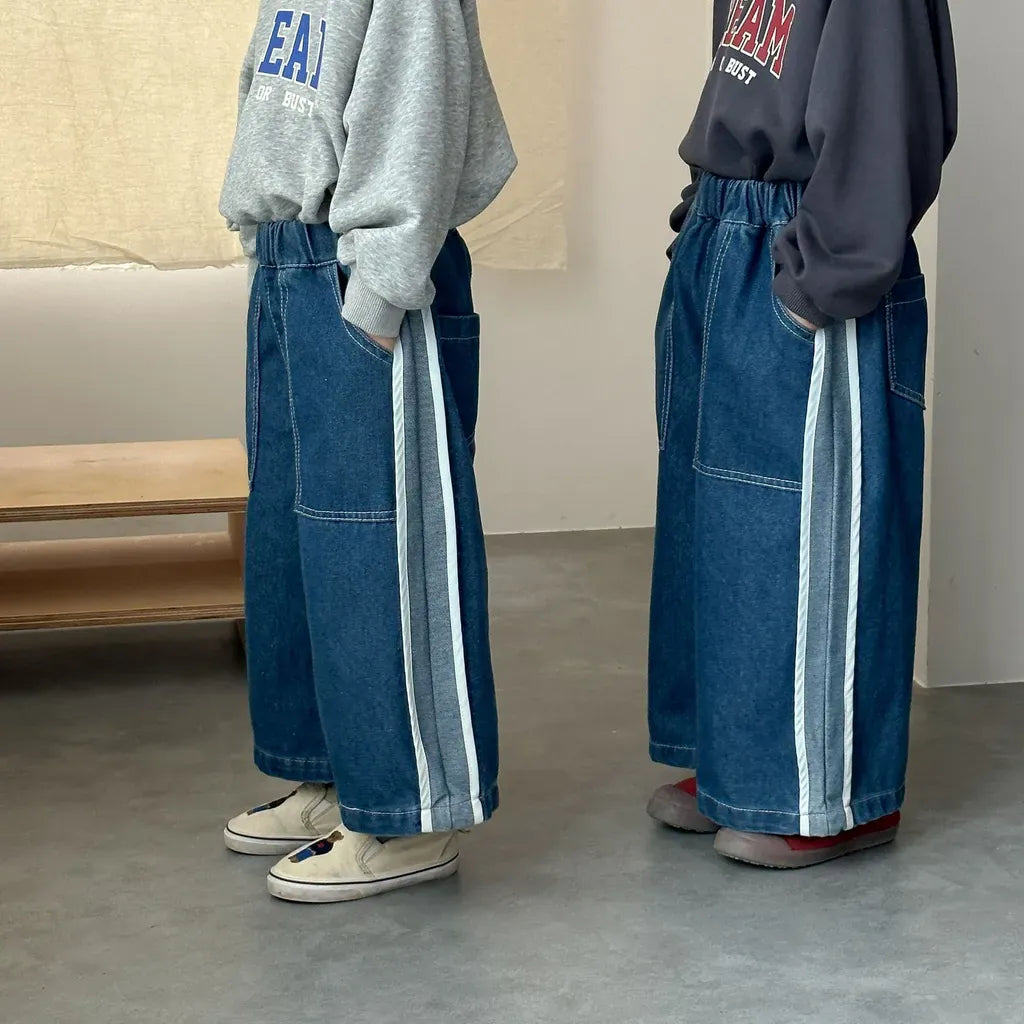 サイドに白いラインが入った青デニムワイドパンツ、バックスタイルも確認