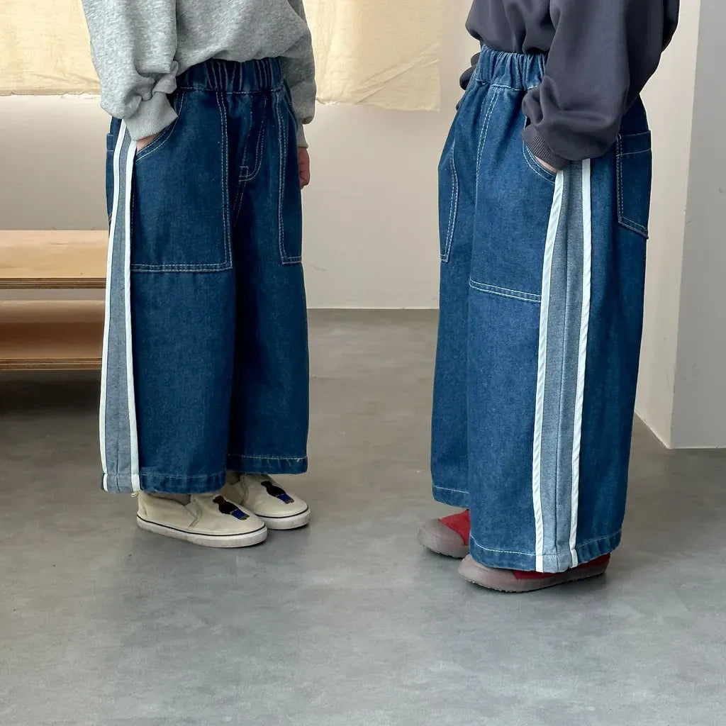 青いデニムワイドパンツ、ゴムウエストと縦サイドライン、ポケットのディテール