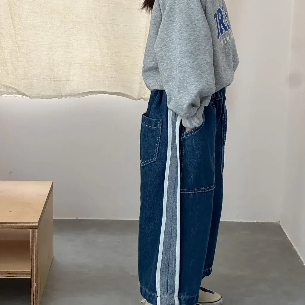 ブルーのデニムワイドパンツ、サイドの白ストライプと大きめポケット付き