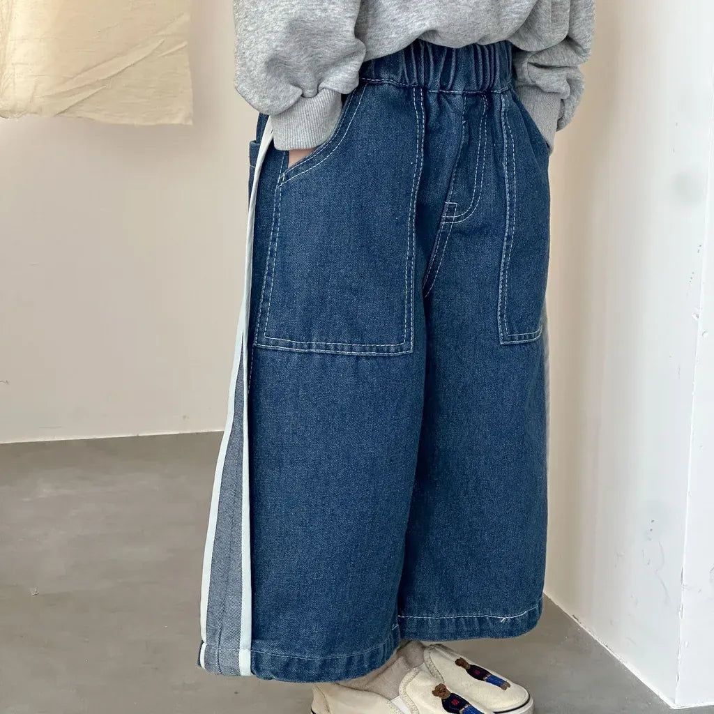 濃いブルーのデニムワイドパンツ、フロント2つポケットとサイド白ライン、ワイド裾