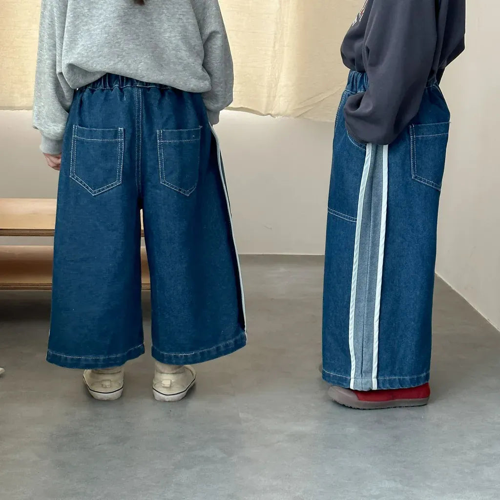 ブルーのデニムワイドパンツ、太めのサイド白ライン、ワイドな裾幅