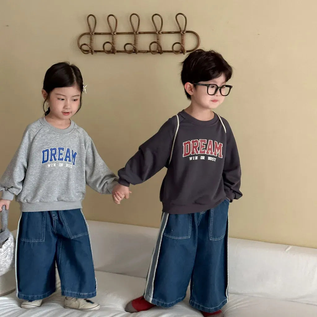 ブルーのデニムワイドパンツ、左右パッチポケットとサイド白ライン、ゆったり裾