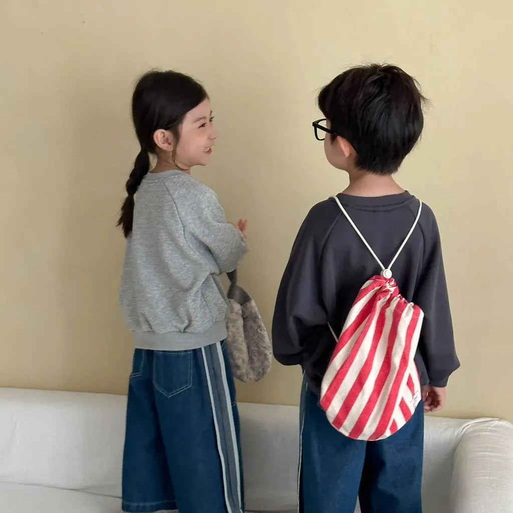 濃いブルーのデニムワイドパンツ、サイド白ライン入りのワイドシルエット