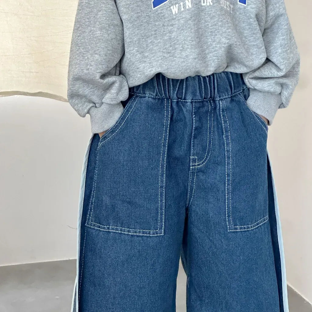 ブルーのデニムワイドパンツ、フロント2つのパッチポケット、サイド白ライン