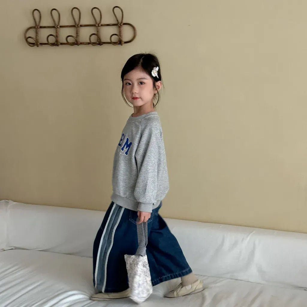 ブルーのデニムワイドパンツ、サイドに白のラインテープ、ゆったりシルエット