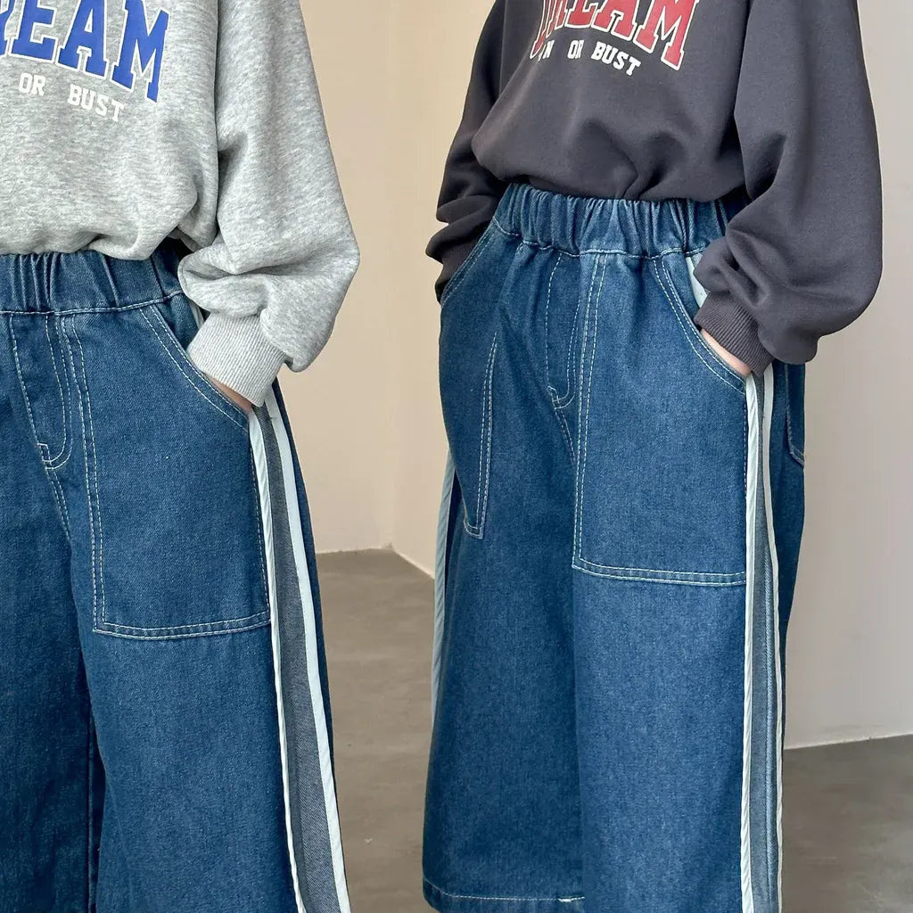 濃いブルーのデニムワイドパンツ、サイド白ラインとウエストゴム、フロントポケット