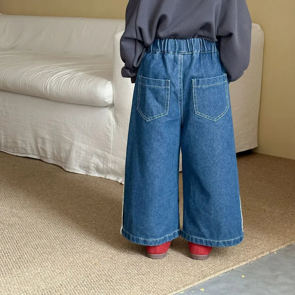 ブルーのデニムワイドパンツ(後ろ)フロント風のパッチポケットとゆったりシルエット