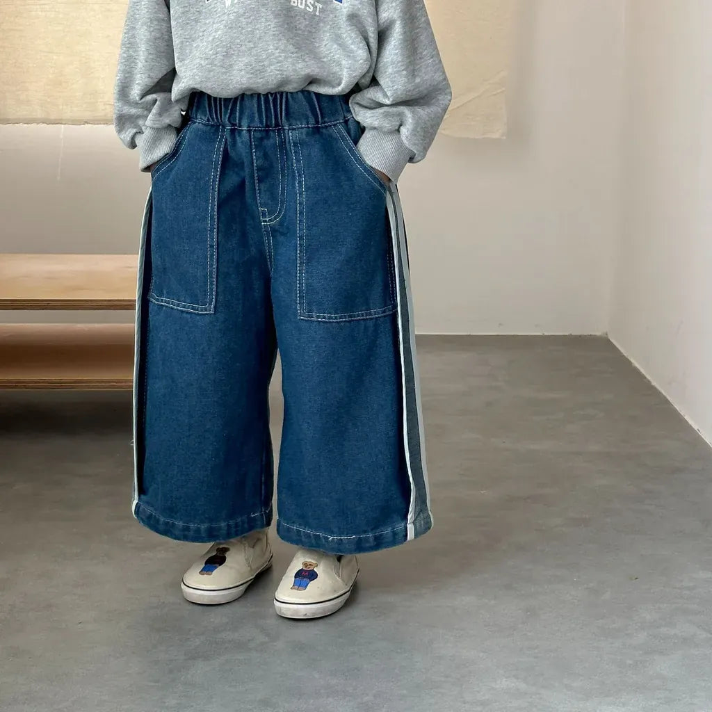 サイドラインデニムワイドパンツ、ゴムウエストと広がるストレート寄りシルエット