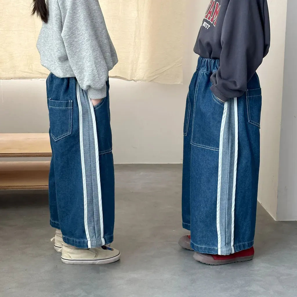 横から見たブルーのデニムワイドパンツ、外側にコントラストのサイドライン