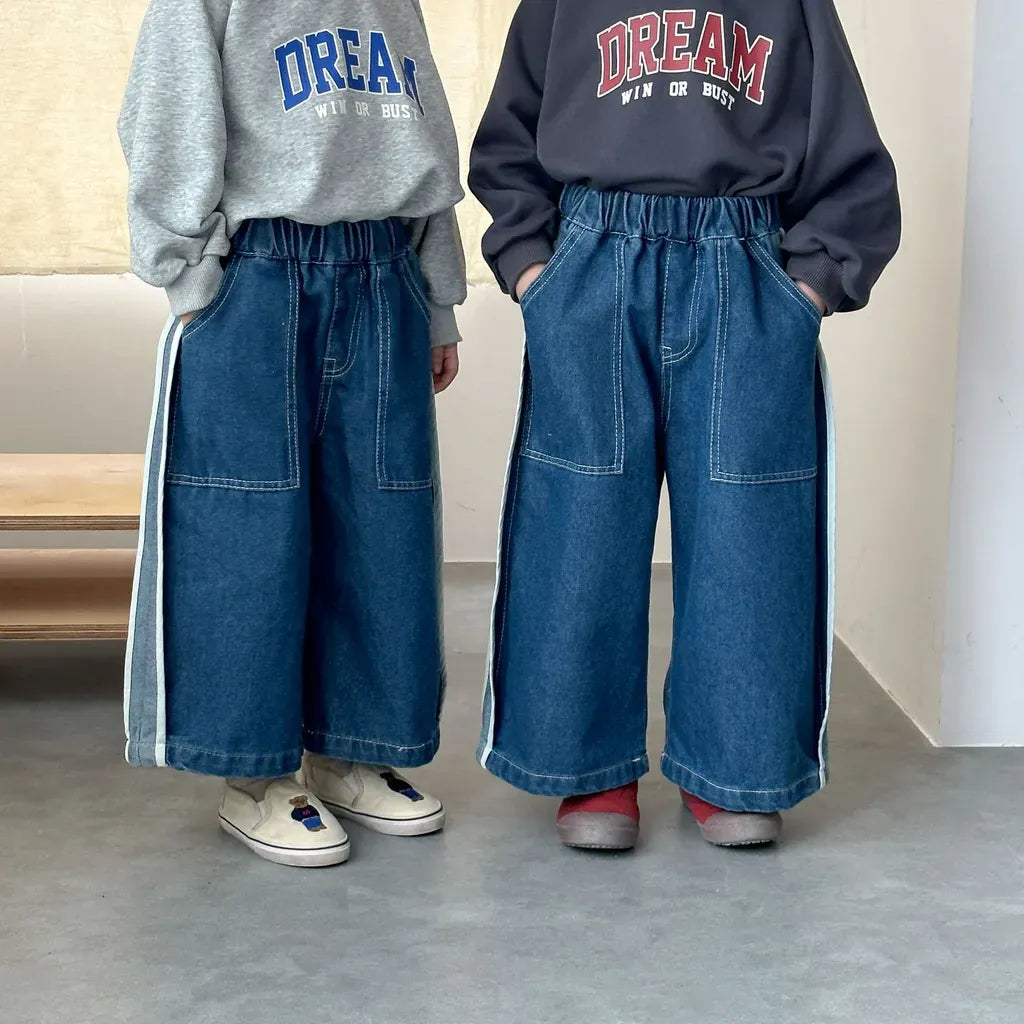 サイドライン入りブルーのデニムワイドパンツ、フロントパッチポケットとゆったり丈