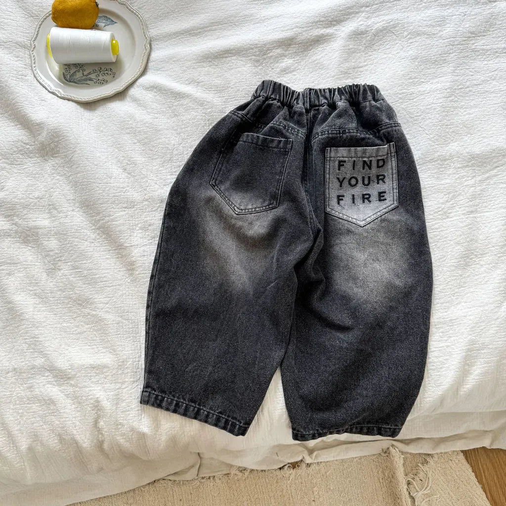 バックロゴ刺繍入りバルーンデニムパンツ(黒系)、フロントはポケット付き