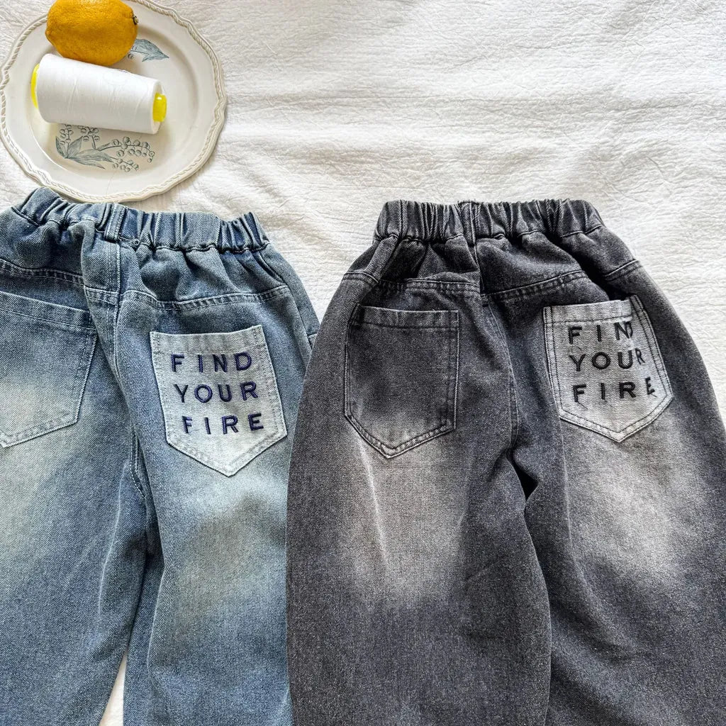 デニムバルーンパンツのバックロゴ刺繍アップ、デニムブルーとブラック