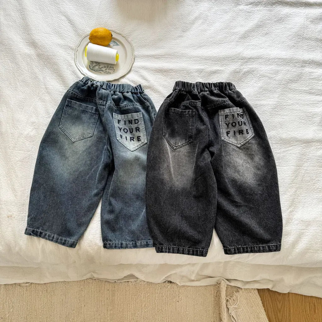 バルーンデニムパンツ 黒系と濃紺、後ろロゴ刺繍パッチ
