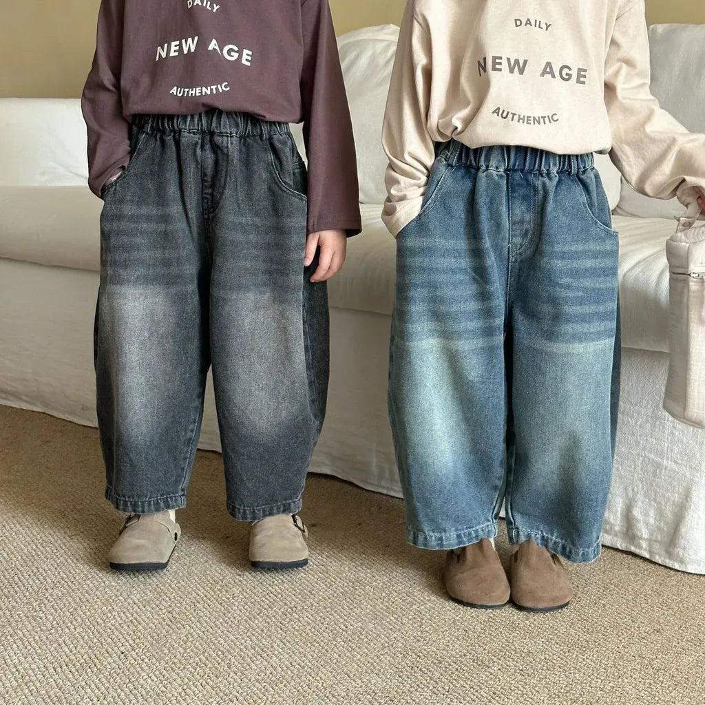 バルーンデニムパンツ グレー寄りと淡いブルー、後ろロゴ刺繍