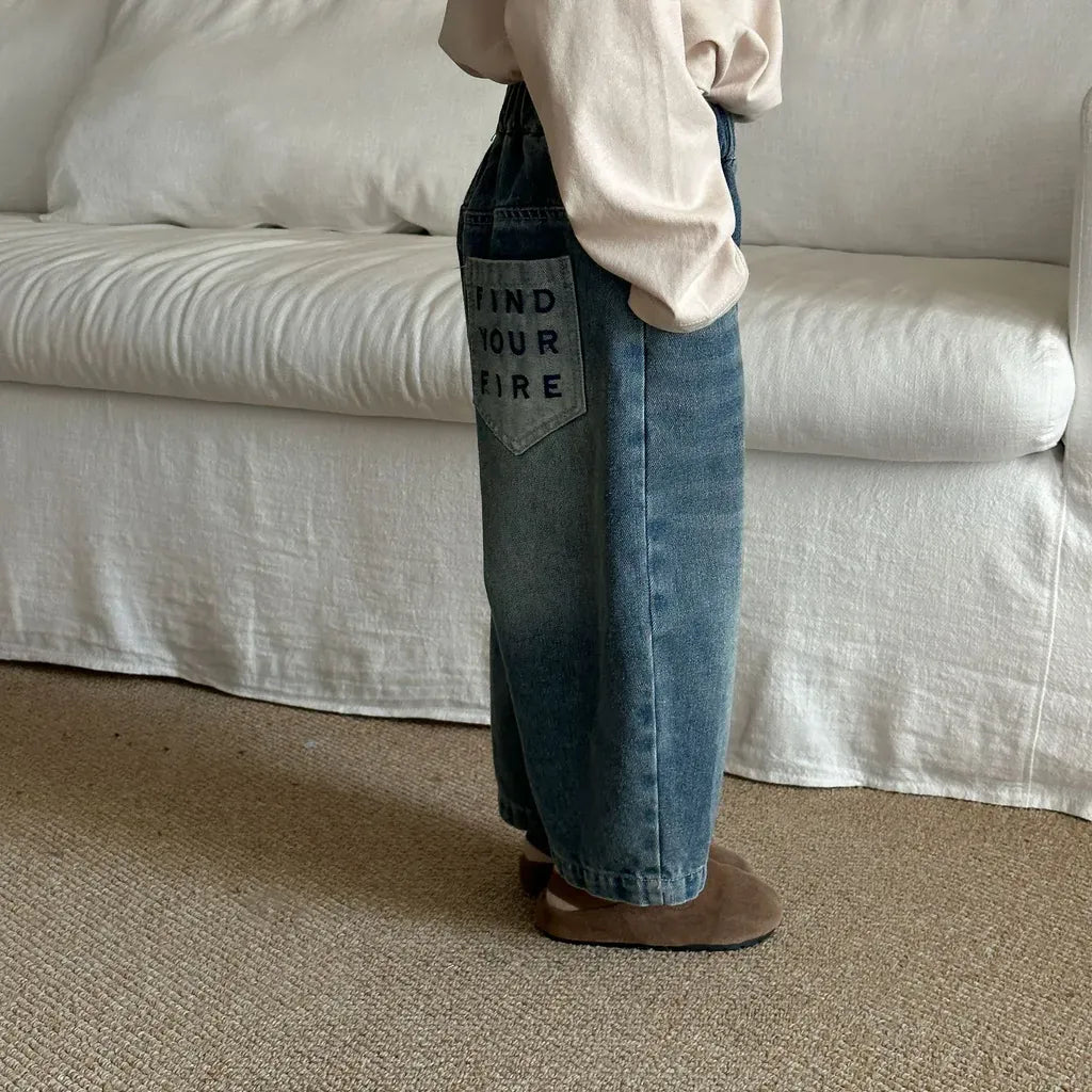 バルーンデニムパンツ 黒系、後ろロゴ刺繍パッチ