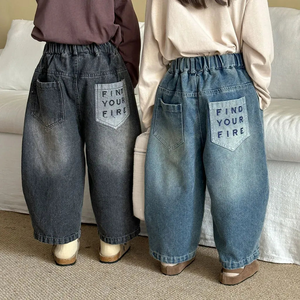 バルーンデニムパンツ 黒系とブルーの後ろ、ロゴ刺繍パッチ