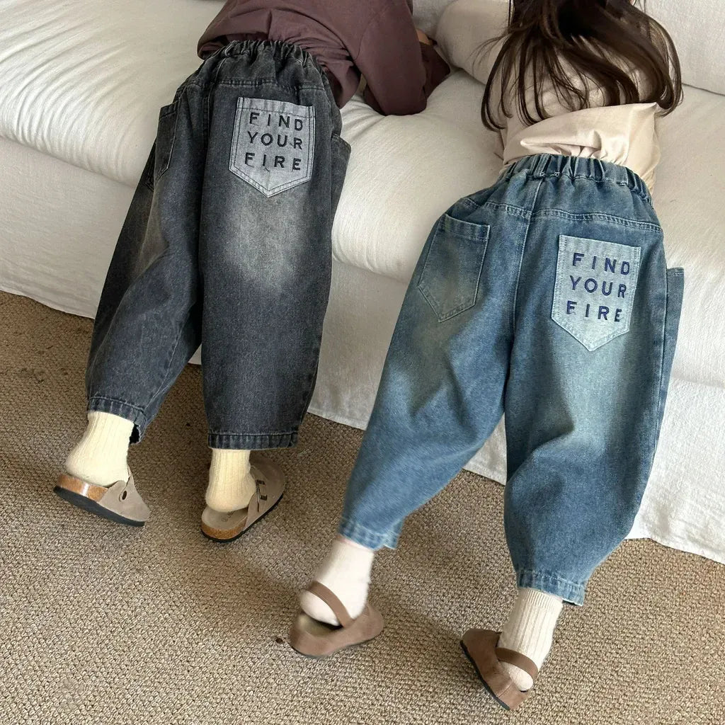 バルーンデニムパンツ 黒・ブルーの2点、後ろロゴ刺繍