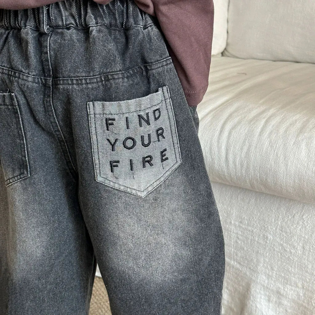 バルーンデニムパンツ 黒系、後ろロゴ刺繍パッチ付き