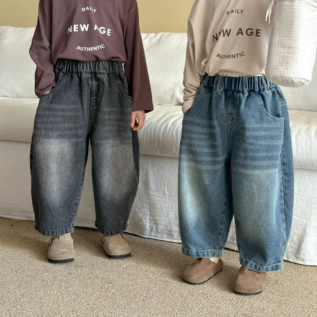 バックロゴ刺繍入りバルーンデニムパンツ(ダークグレー/デニムブルー)、ワイドな裾