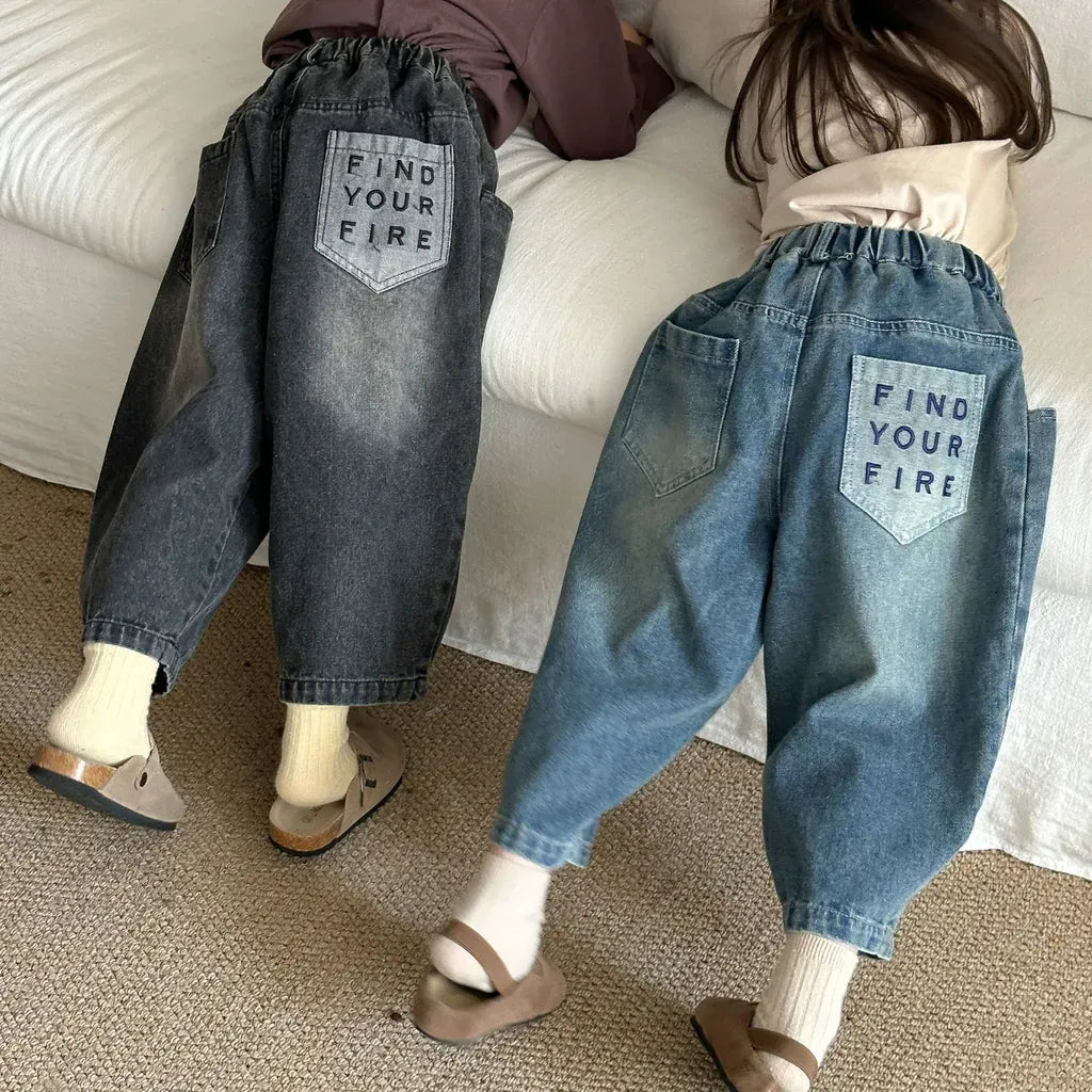 バックロゴ刺繍入りバルーンデニムパンツ(黒/デニムブルー)、後ろポケット下ロゴ