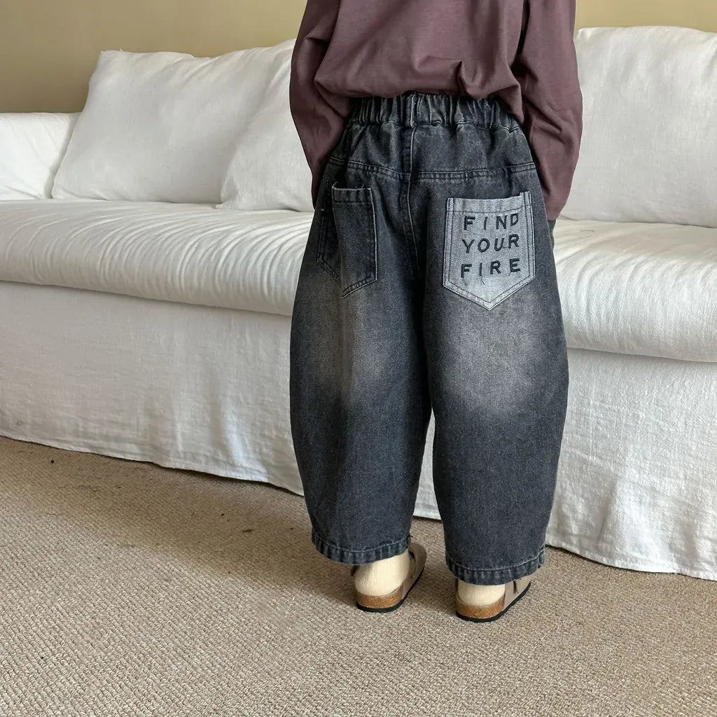 バックロゴ刺繍入りバルーンデニムパンツ(グレー系)、後ろパッチロゴ付き、後ろ姿