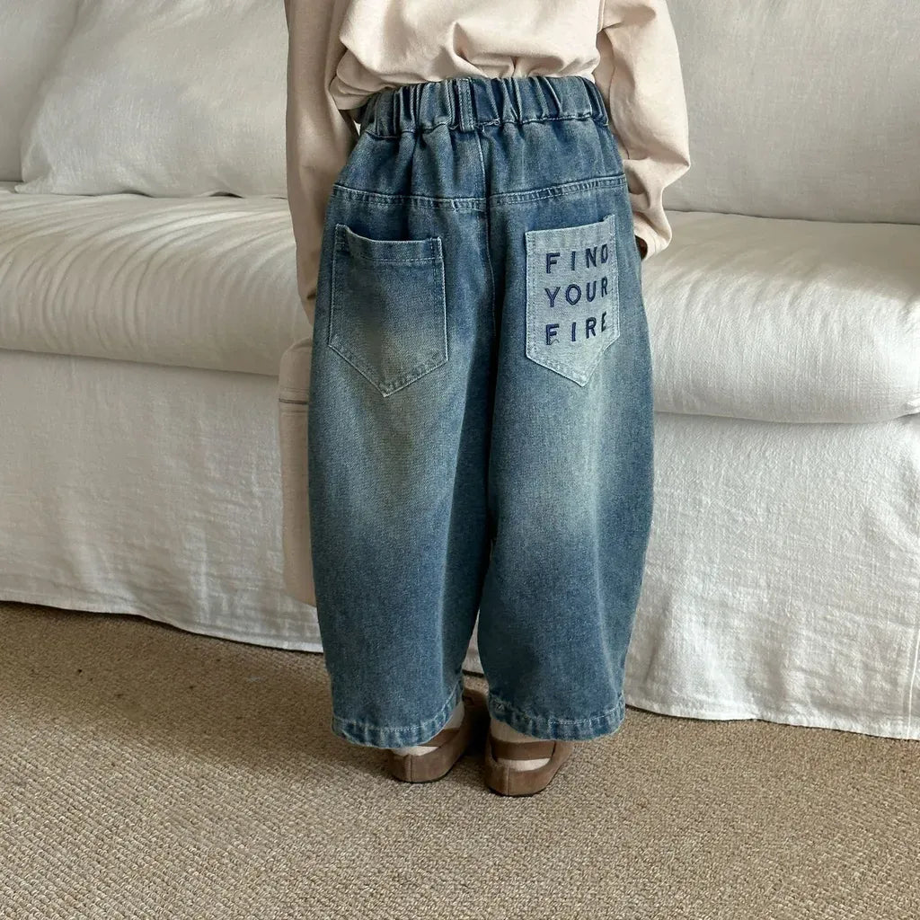 バックロゴ刺繍入りバルーンデニムパンツ(デニムブルー)、後ろのパッチロゴ