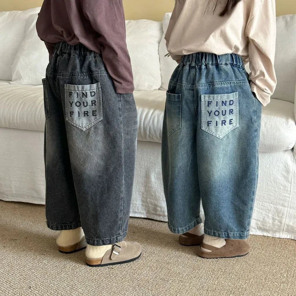 バックロゴ刺繍入りバルーンデニムパンツ(黒/デニムブルー)、ワイドシルエット、後ろ