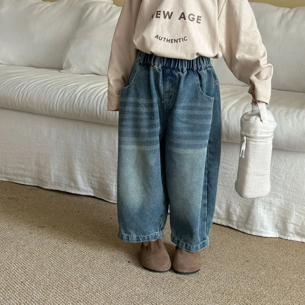 バックロゴ刺繍入りバルーンデニムパンツ(デニムブルー)、ゴムウエスト、後ろポケット下