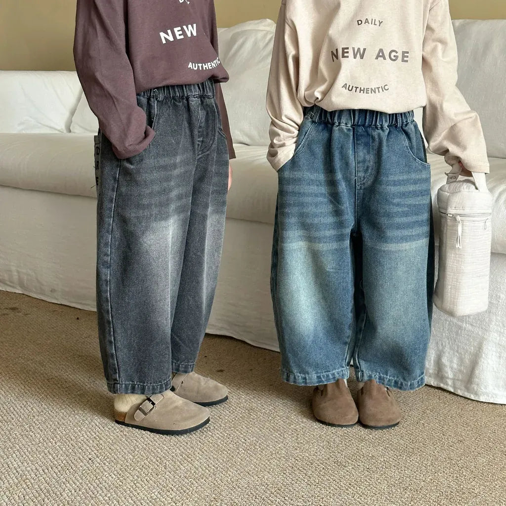 デニムパンツ(左濃いブルー/右ブルー)バルーンシルエット、長め丈
