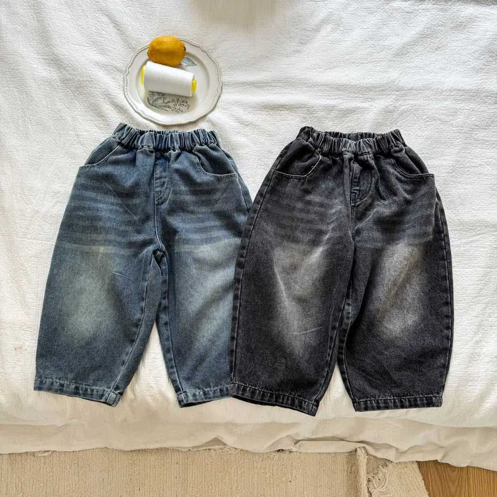 バルーンデニムパンツ 濃紺と黒系、ロゴ刺繍パッチの後ろ姿