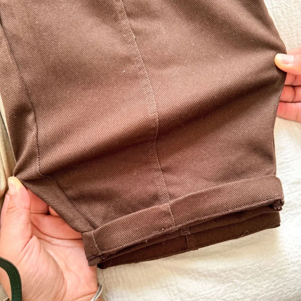 ワイドシルエットのカーゴパンツ(コーヒー色)コーデュロイ風生地の裾アップ