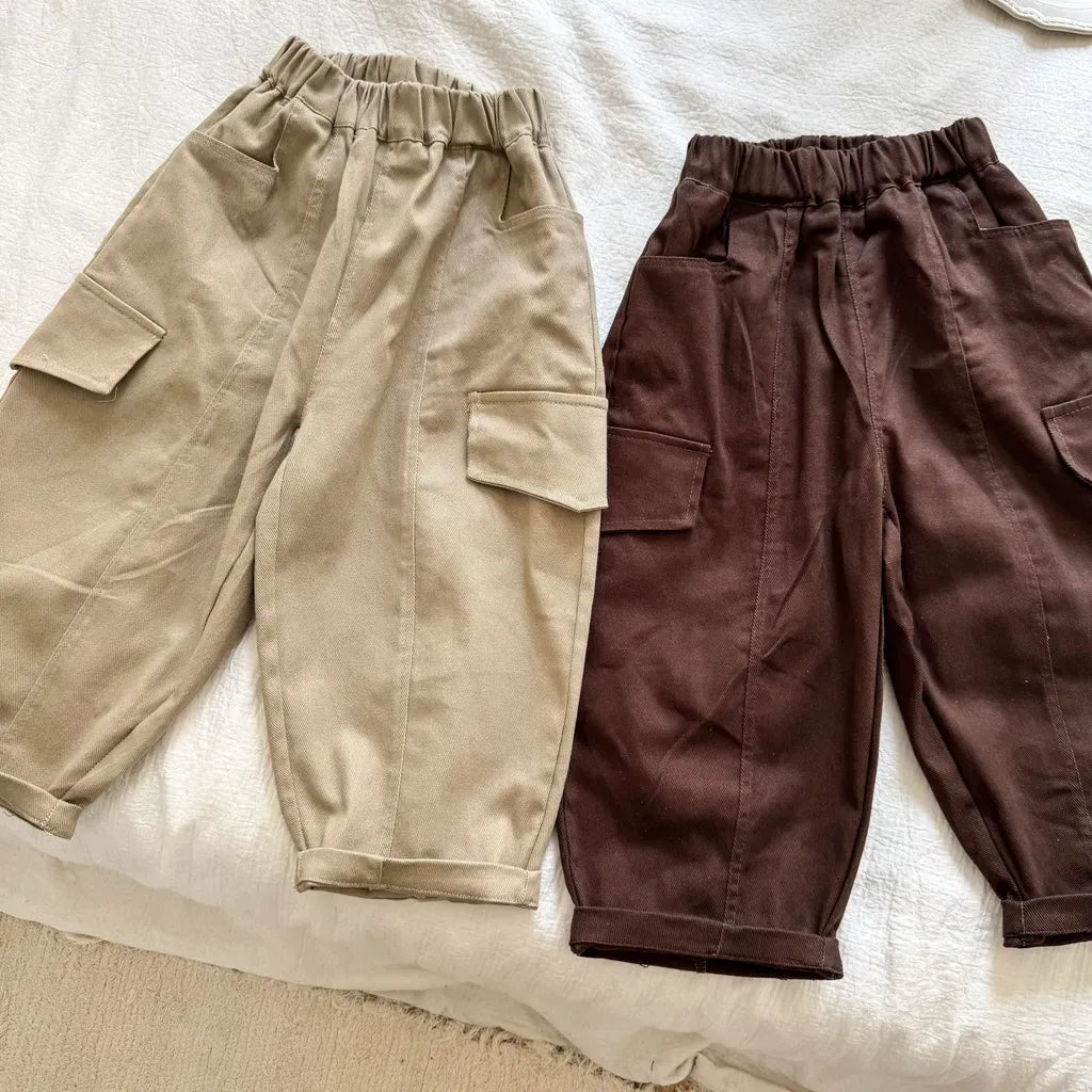 カーキとダークブラウンのワイドカーゴパンツ、フラップ付きポケット